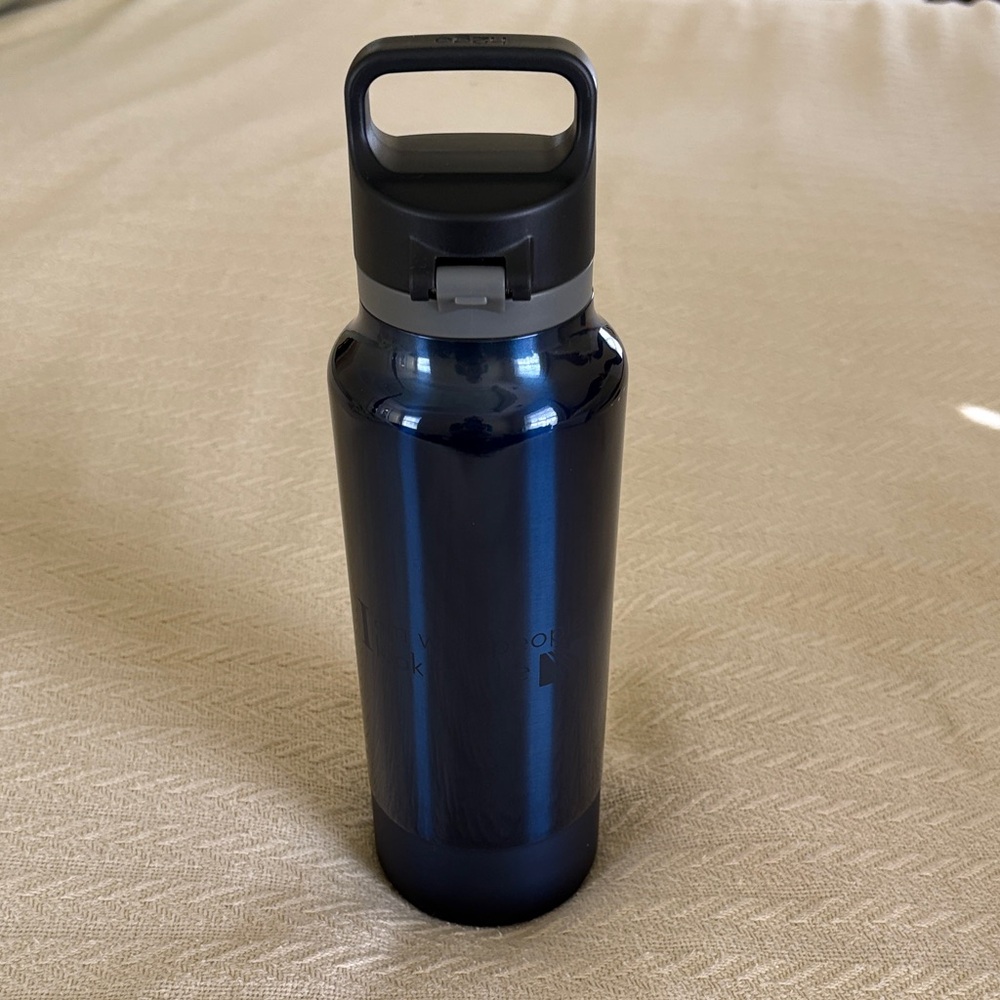 NIB H2O Dark Blue Stainless Water Bottle with Carry Handle 25 oz rubber bottom